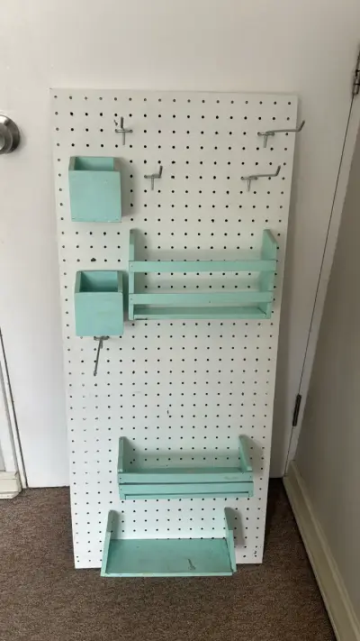Panel organizador perforado con estantes - miniatura 3
