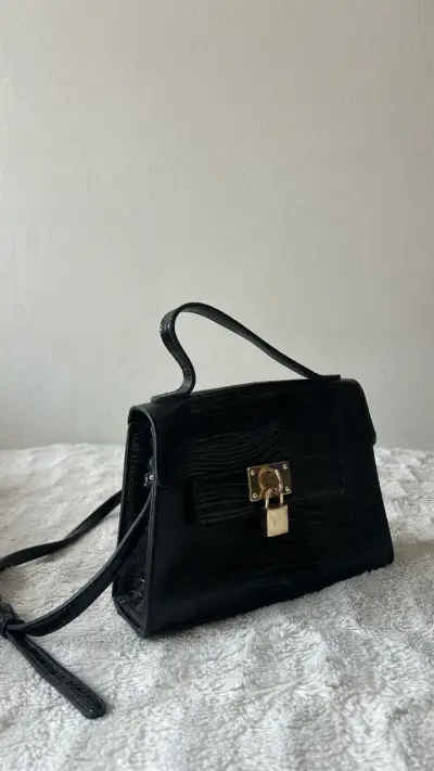Cartera negra elegante con correa ajustable - miniatura 1