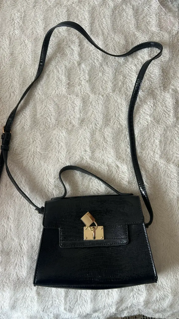 Cartera negra elegante con correa ajustable - 2