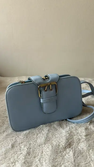 Cartera cruzada azul con hebilla dorada - miniatura 1