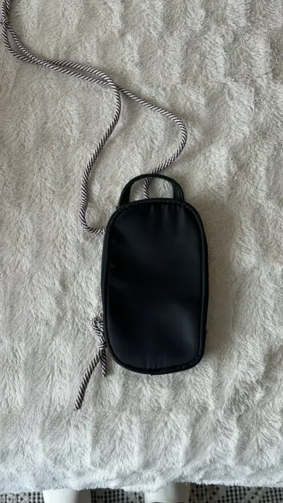 Mini bolso negro con cierre y correa - miniatura 1