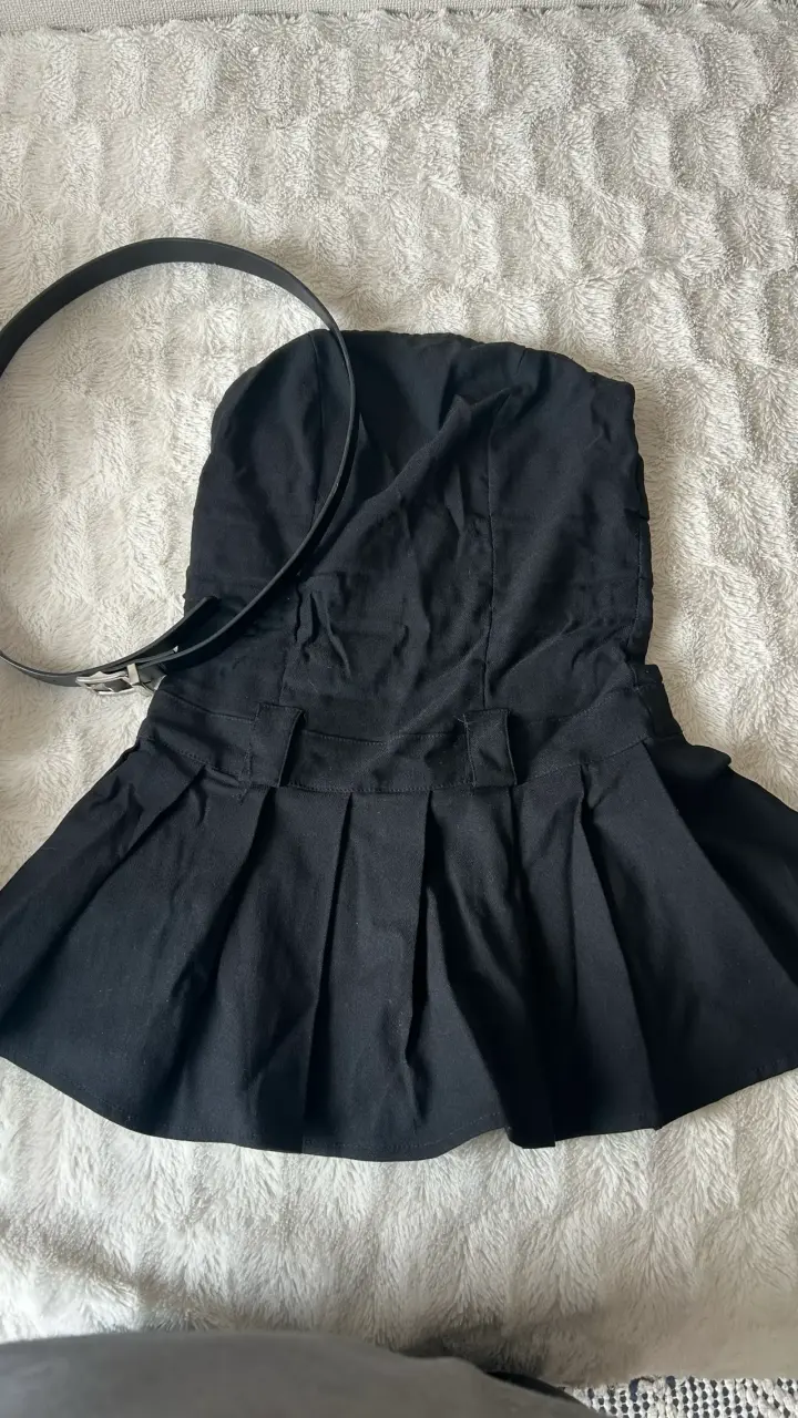 Vestido negro strapless con cinturón