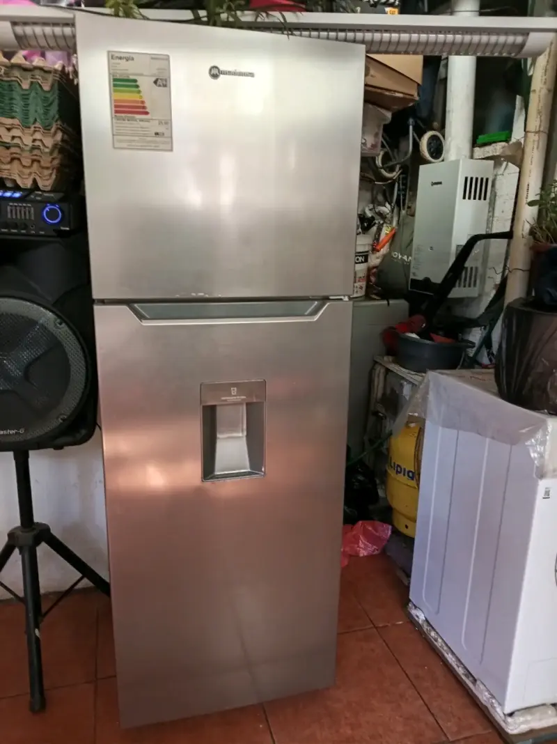 Refrigerador Mademsa con Dispensador de Agua - 1