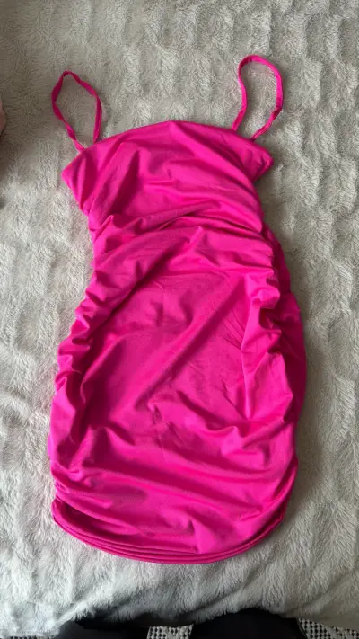 Vestido corto fucsia con tirantes - miniatura 1