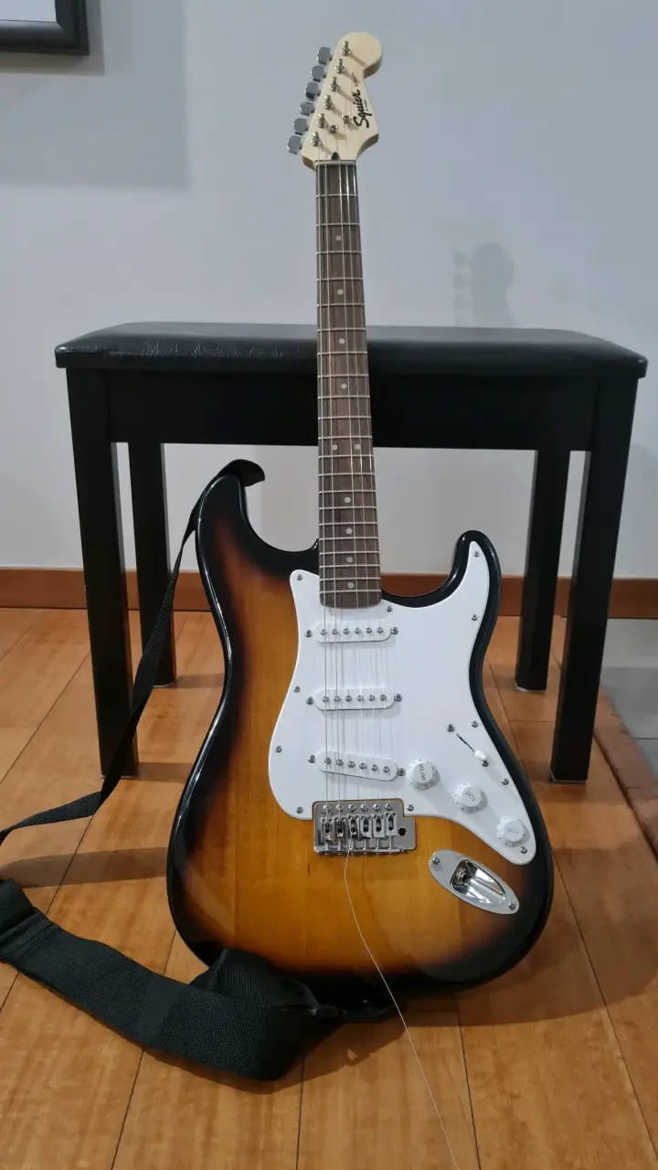 Guitarra Eléctrica Squier Strat Sunburst con Amplificador - 1