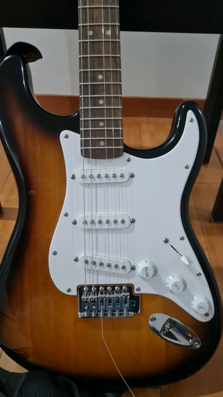 Guitarra Eléctrica Squier Strat Sunburst con Amplificador - 2
