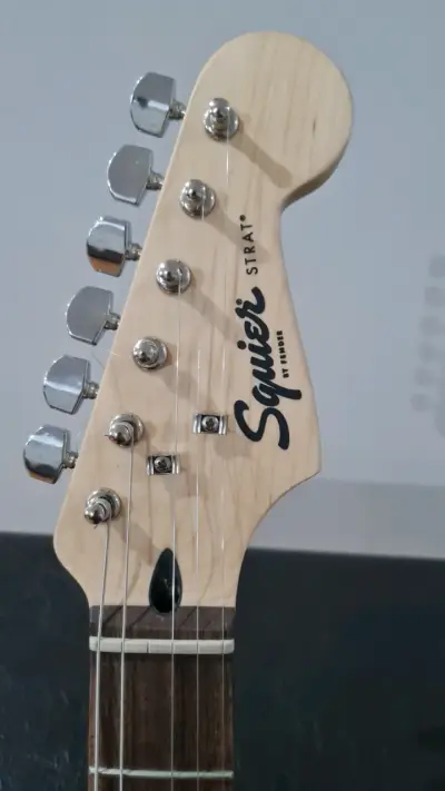 Guitarra Eléctrica Squier Strat Sunburst con Amplificador - miniatura 3
