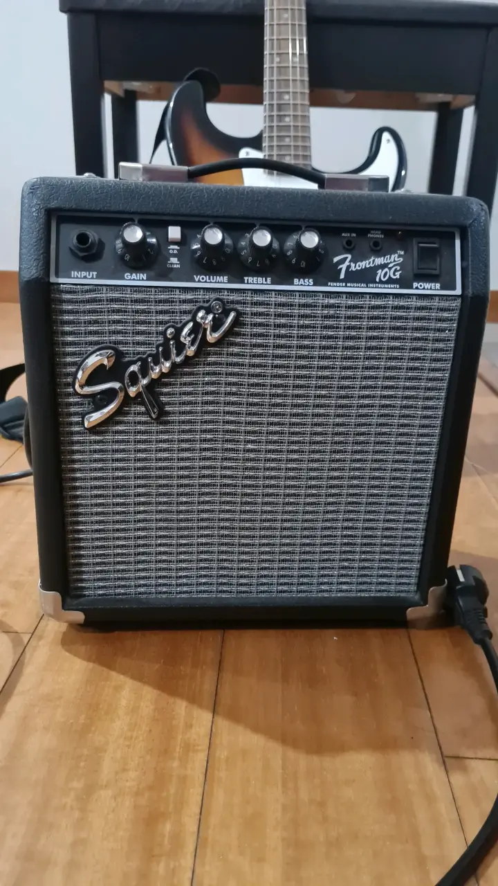 Guitarra Eléctrica Squier Strat Sunburst con Amplificador - 4