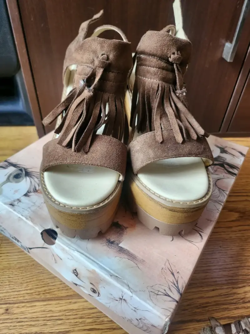 Sandalias de tacón alto con flecos marrones - 1