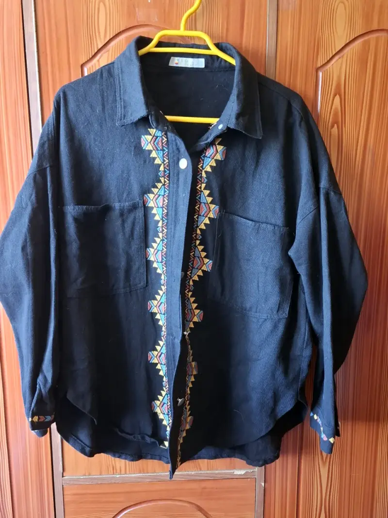 Camisa negra con bordado étnico