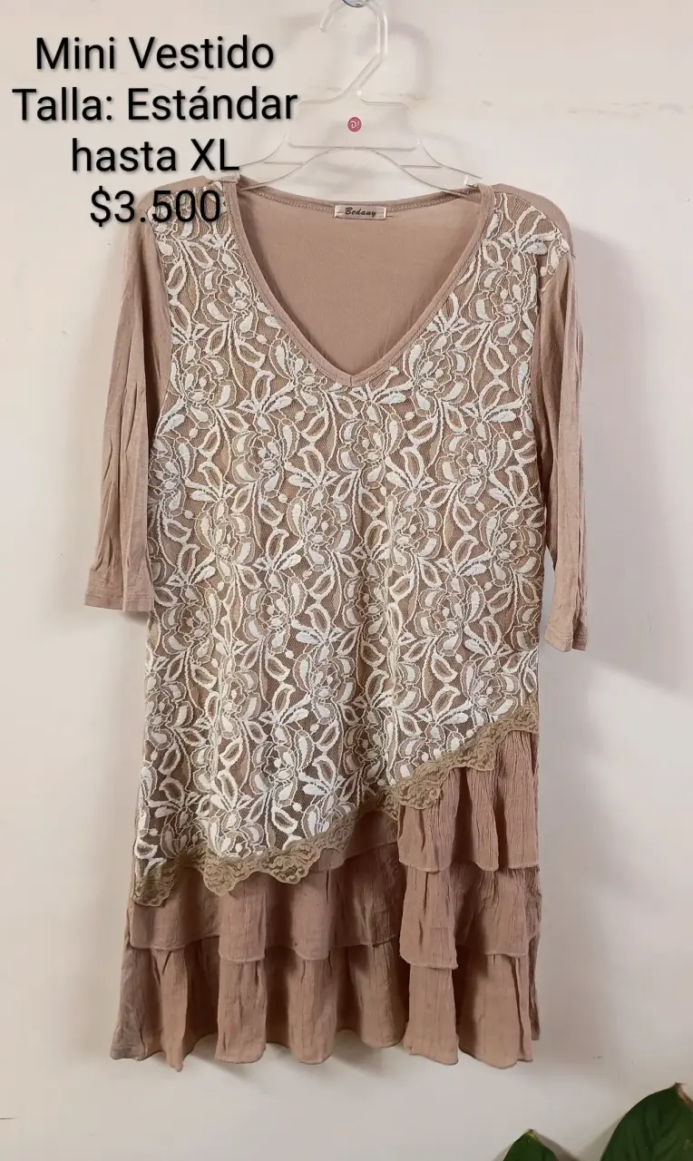 Mini vestido beige con encaje floral