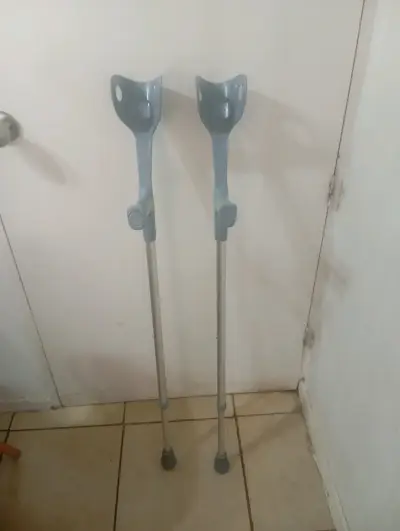 Muletas de aluminio ajustables para adulto - miniatura 1