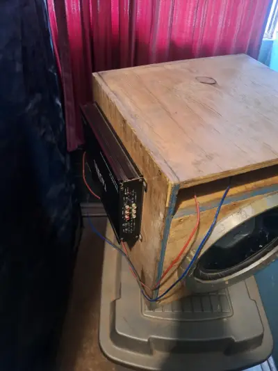 Subwoofer con caja de madera y amplificador - miniatura 1