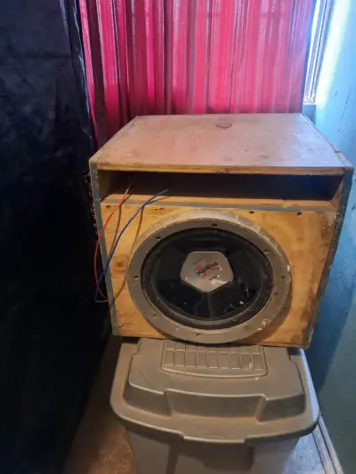 Subwoofer con caja de madera y amplificador - miniatura 2