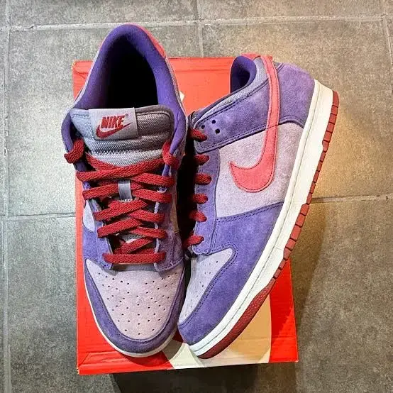 Zapatillas Nike Dunk Low Moradas y Rojas - 1
