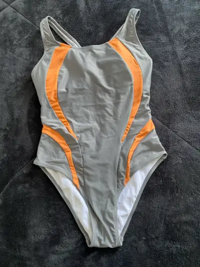 Traje de baño deportivo gris con detalles naranjas - miniatura 1