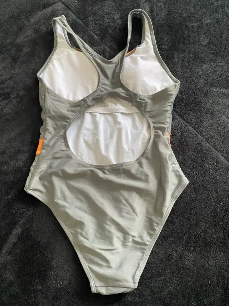 Traje de baño deportivo gris con detalles naranjas - 2