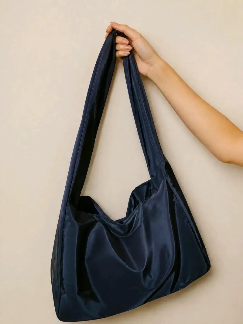 Bolso de hombro negro satinado