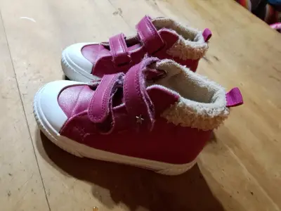 Zapatillas rosadas para niña con forro polar - miniatura 2