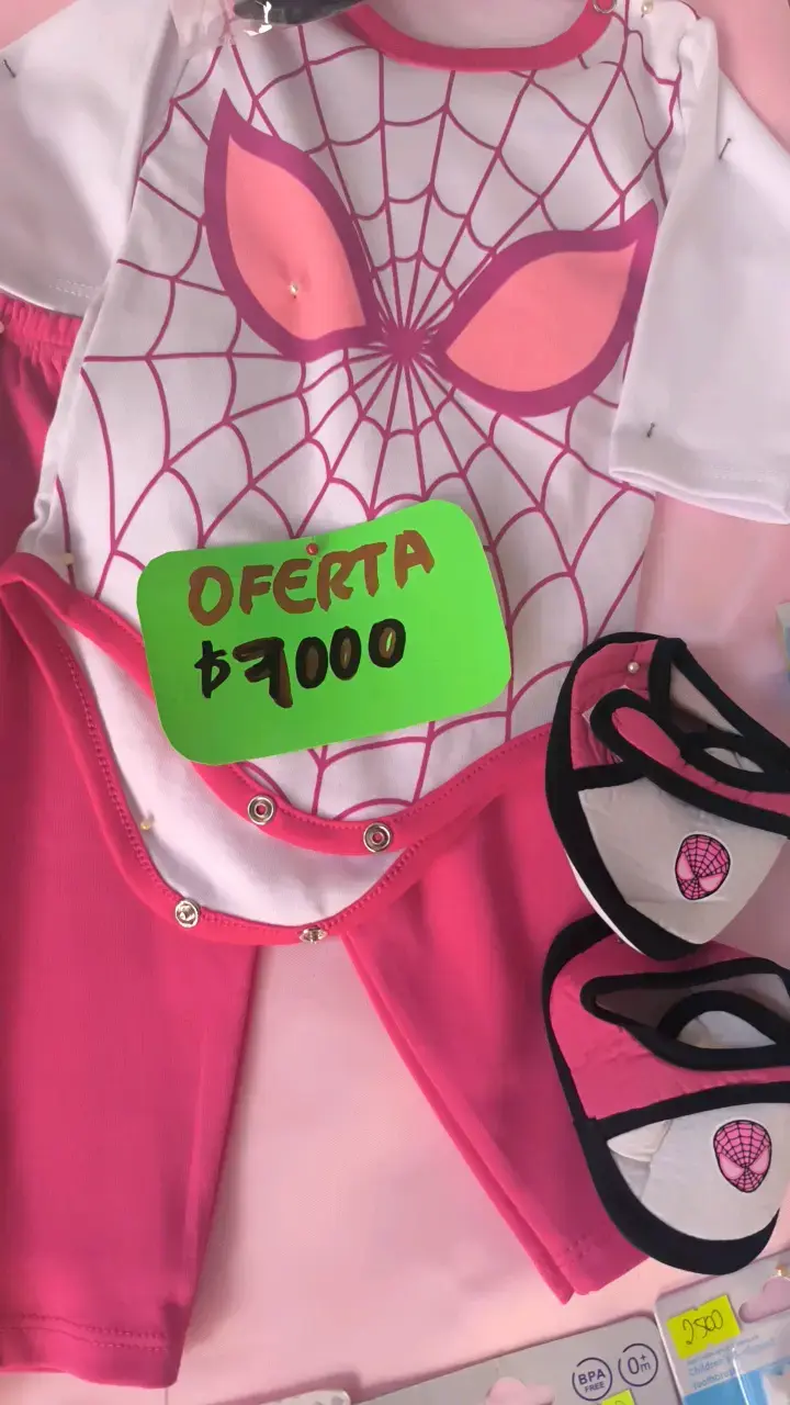Conjunto de bebé Spiderman rosa con sandalias