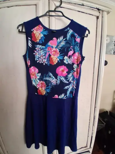 Vestido azul con estampado floral tropical - miniatura 1