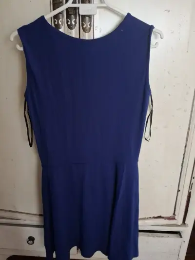 Vestido azul con estampado floral tropical - miniatura 2