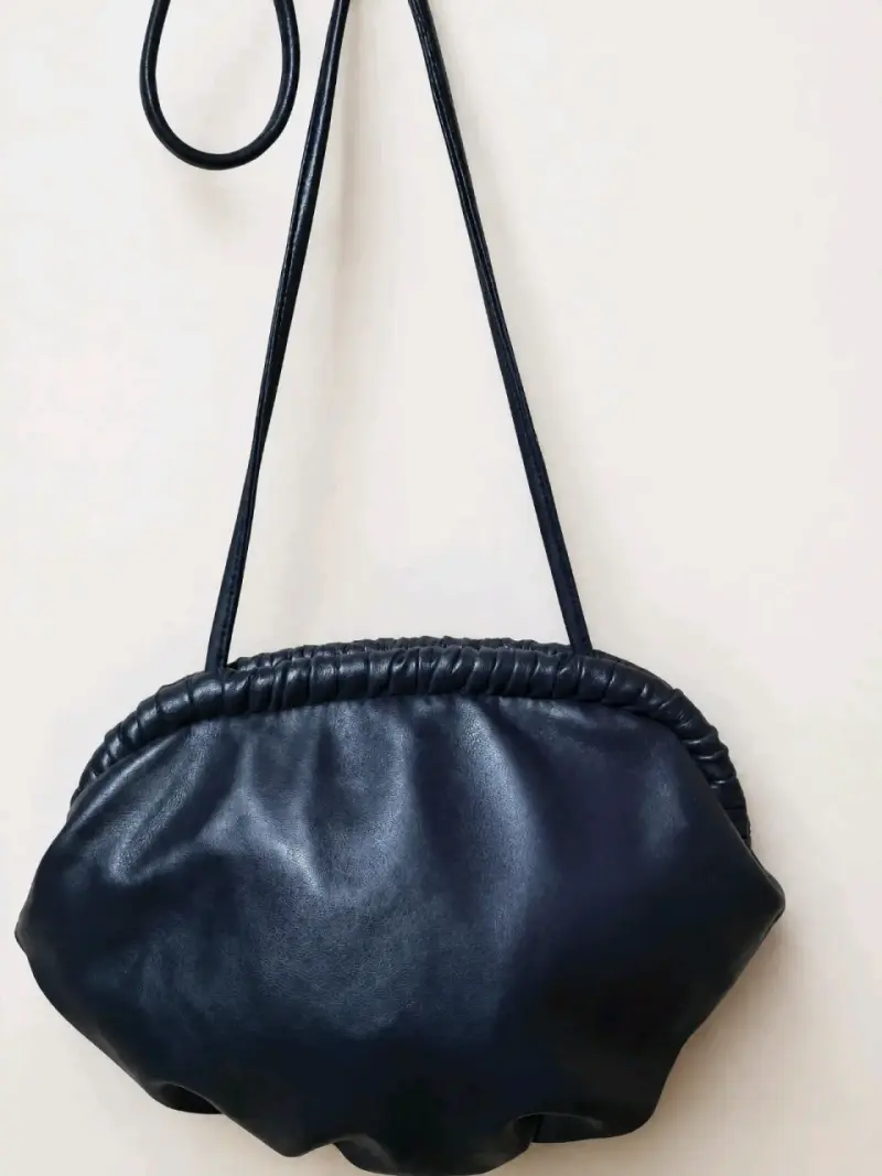 CrossBody de cuero azul con correa larga