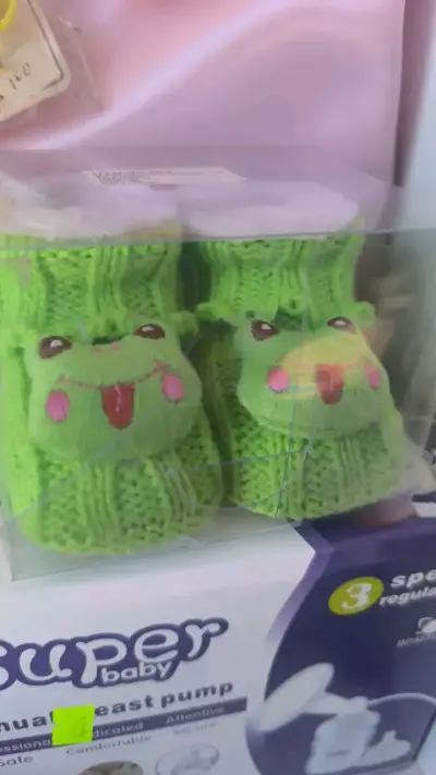 Botitas de bebé tejidas con diseño de animalitos - miniatura 2