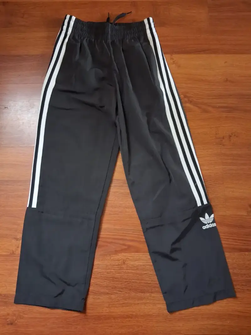 Pantalones deportivos negros Adidas con rayas - 1