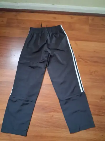 Pantalones deportivos negros Adidas con rayas - miniatura 2