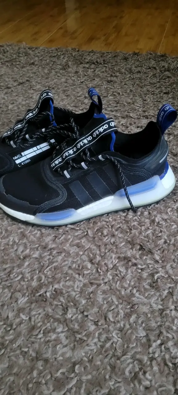Zapatillas deportivas negras Adidas con detalles azules - 1