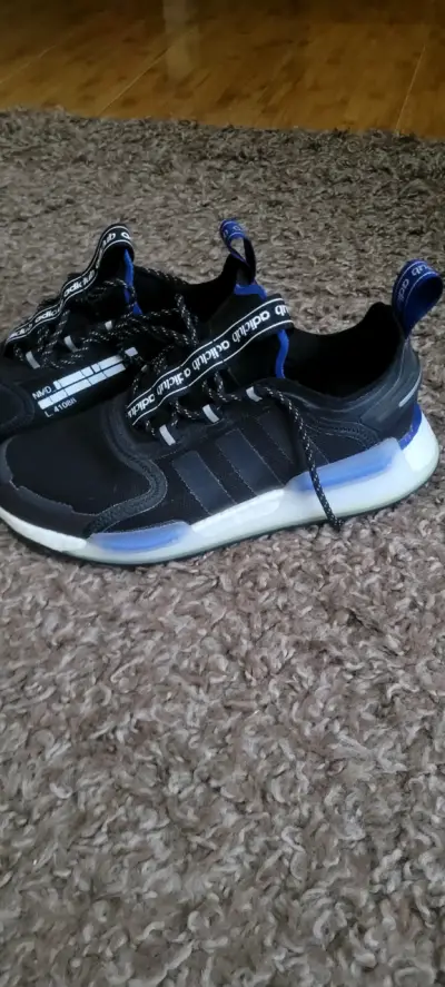 Zapatillas deportivas negras Adidas con detalles azules - miniatura 1