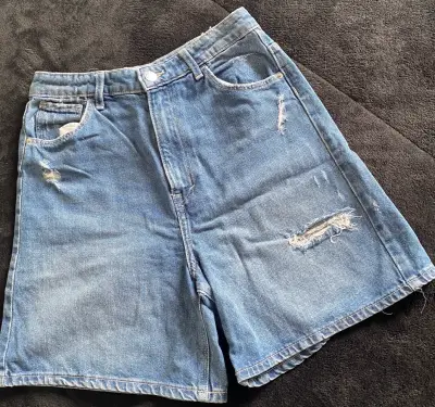 Shorts de mezclilla desgastados para mujer - miniatura 1