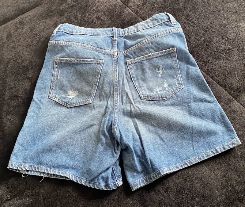 Shorts de mezclilla desgastados para mujer - 2