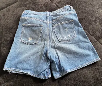 Shorts de mezclilla desgastados para mujer - miniatura 2
