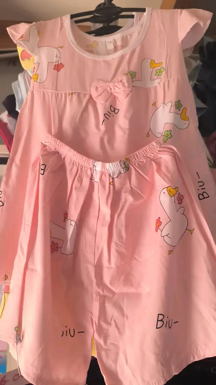Vestido rosa con estampado de patos