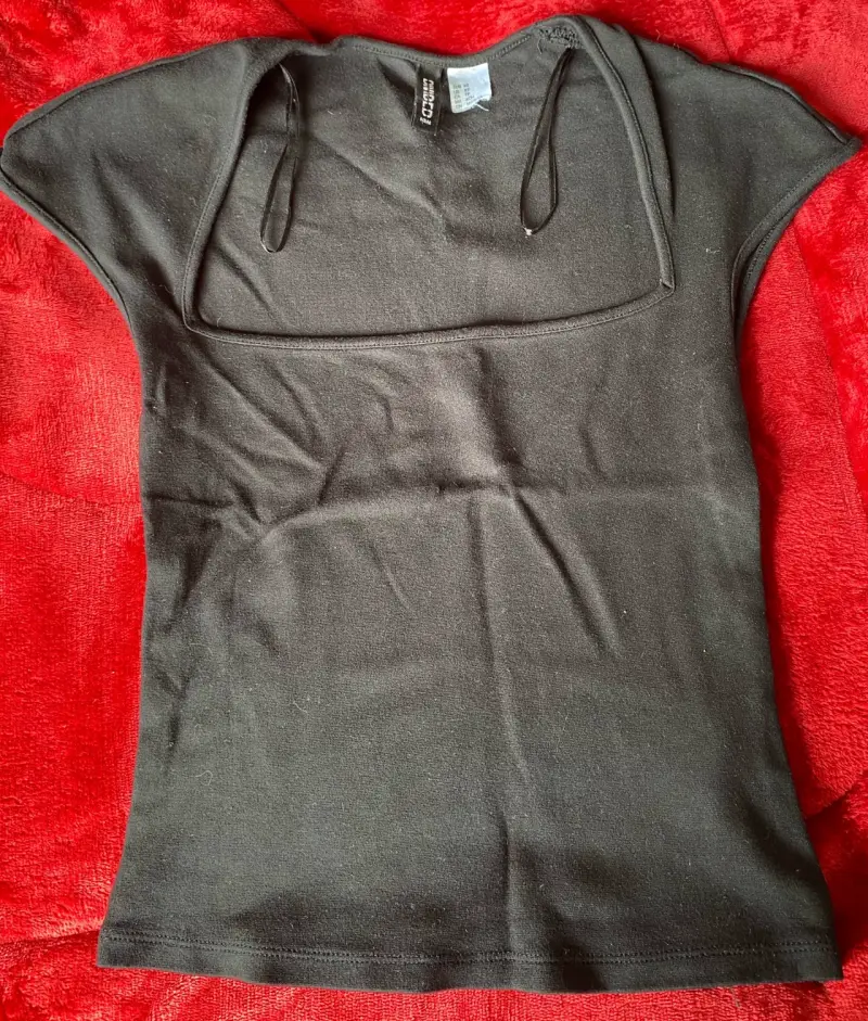 Polera negra de mujer con escote cuadrado