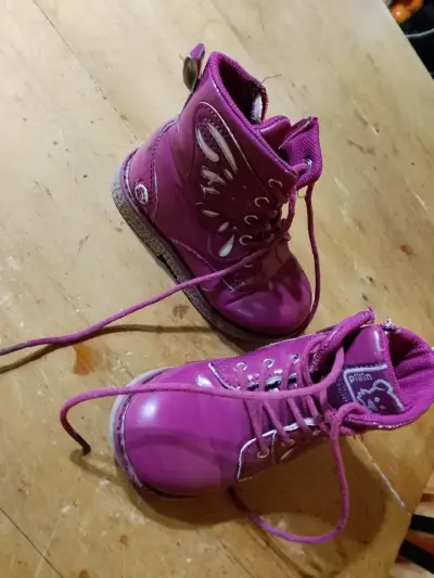 Botas infantiles moradas con diseño Pillin - miniatura 1