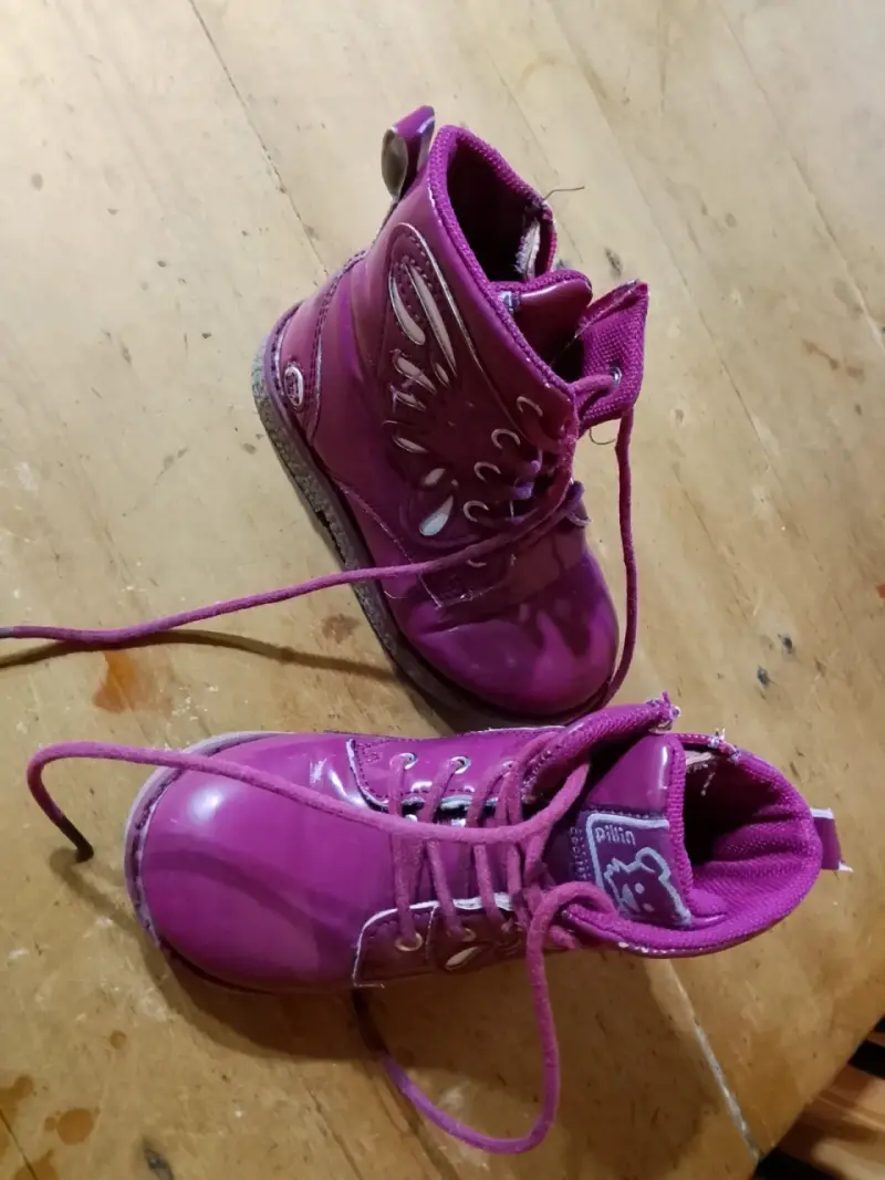 Botas infantiles moradas con diseño Pillin - 2