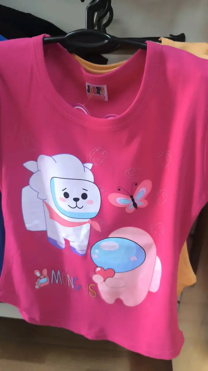 Polera infantil rosa con diseño de personajes