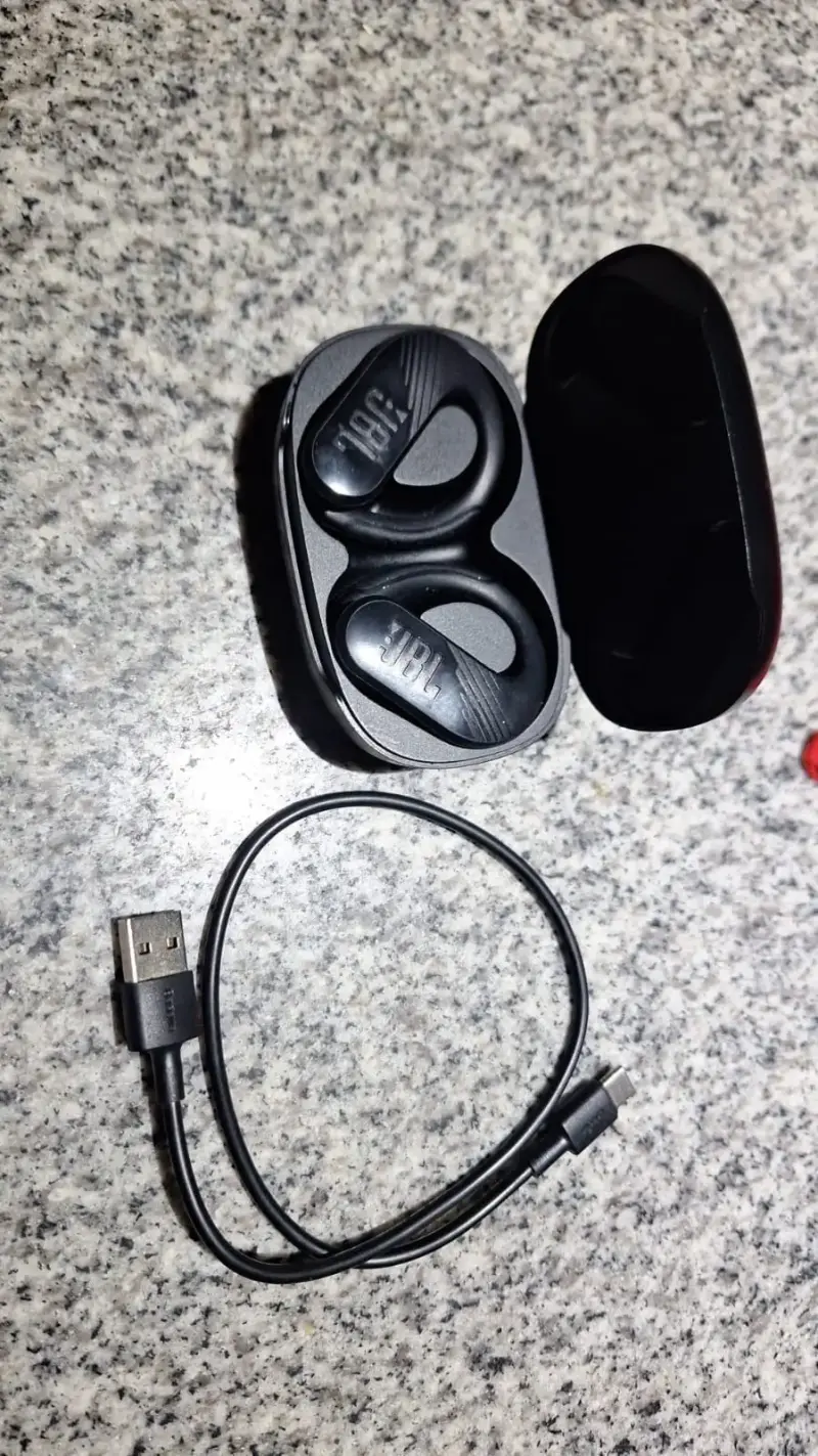 Audífonos inalámbricos JBL con estuche de carga - 1