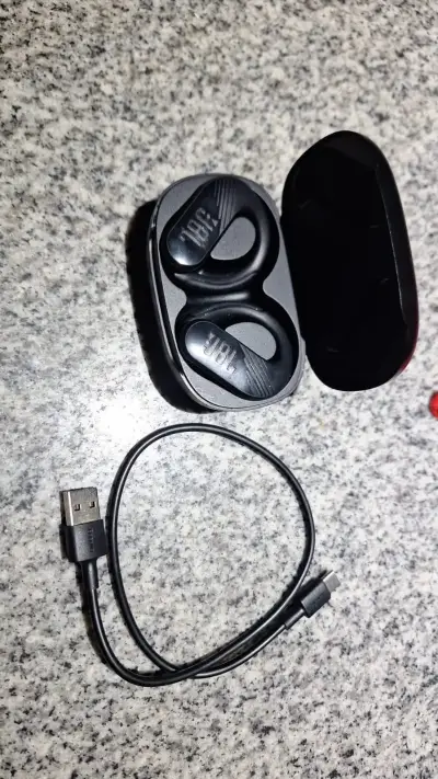 Audífonos inalámbricos JBL con estuche de carga - miniatura 1