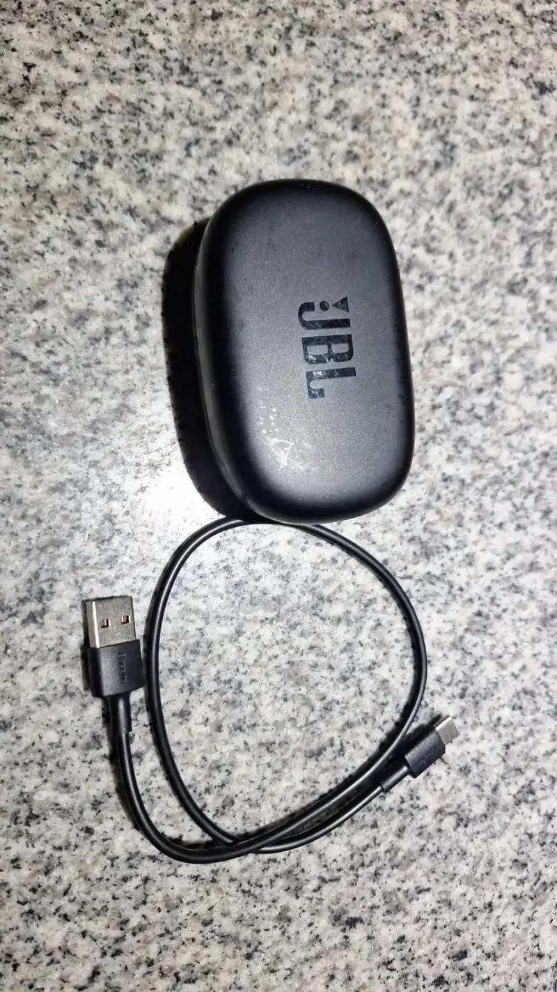 Audífonos inalámbricos JBL con estuche de carga - 2