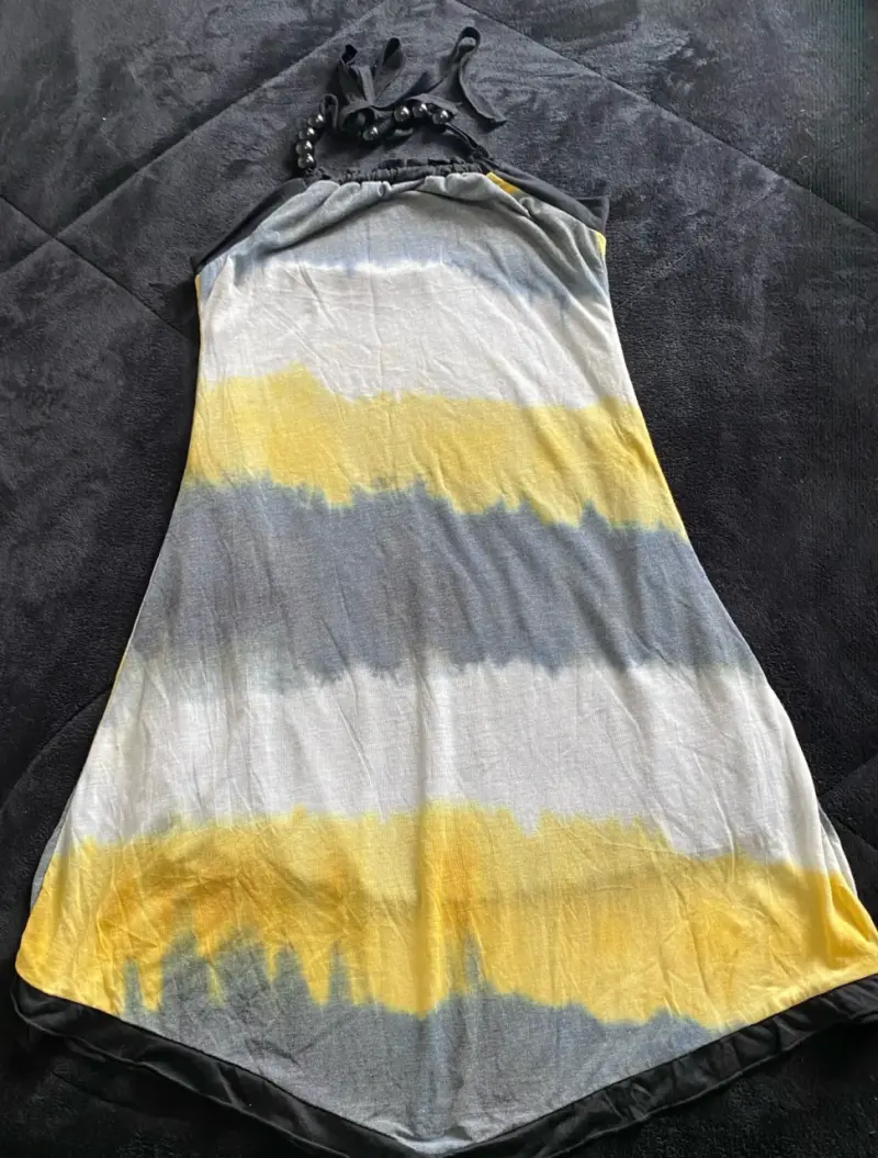 Vestido playero con diseño tie-dye amarillo y gris - 1