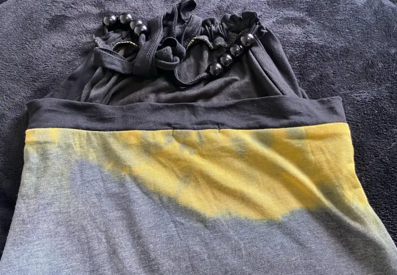 Vestido playero con diseño tie-dye amarillo y gris - 2
