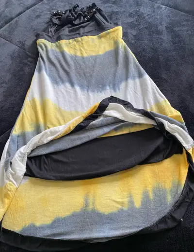 Vestido playero con diseño tie-dye amarillo y gris - miniatura 3