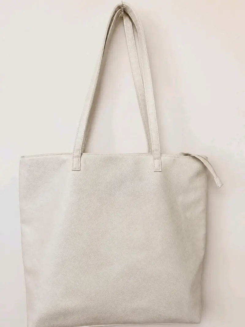 Bolso tote beige elegante y espacioso