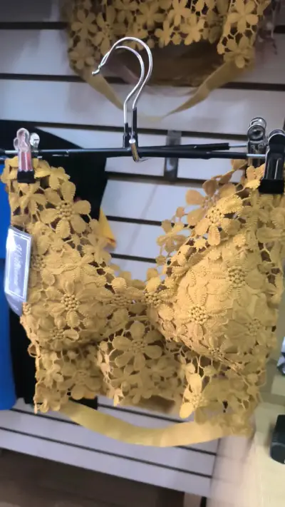 Top de encaje floral amarillo para mujer - miniatura 1