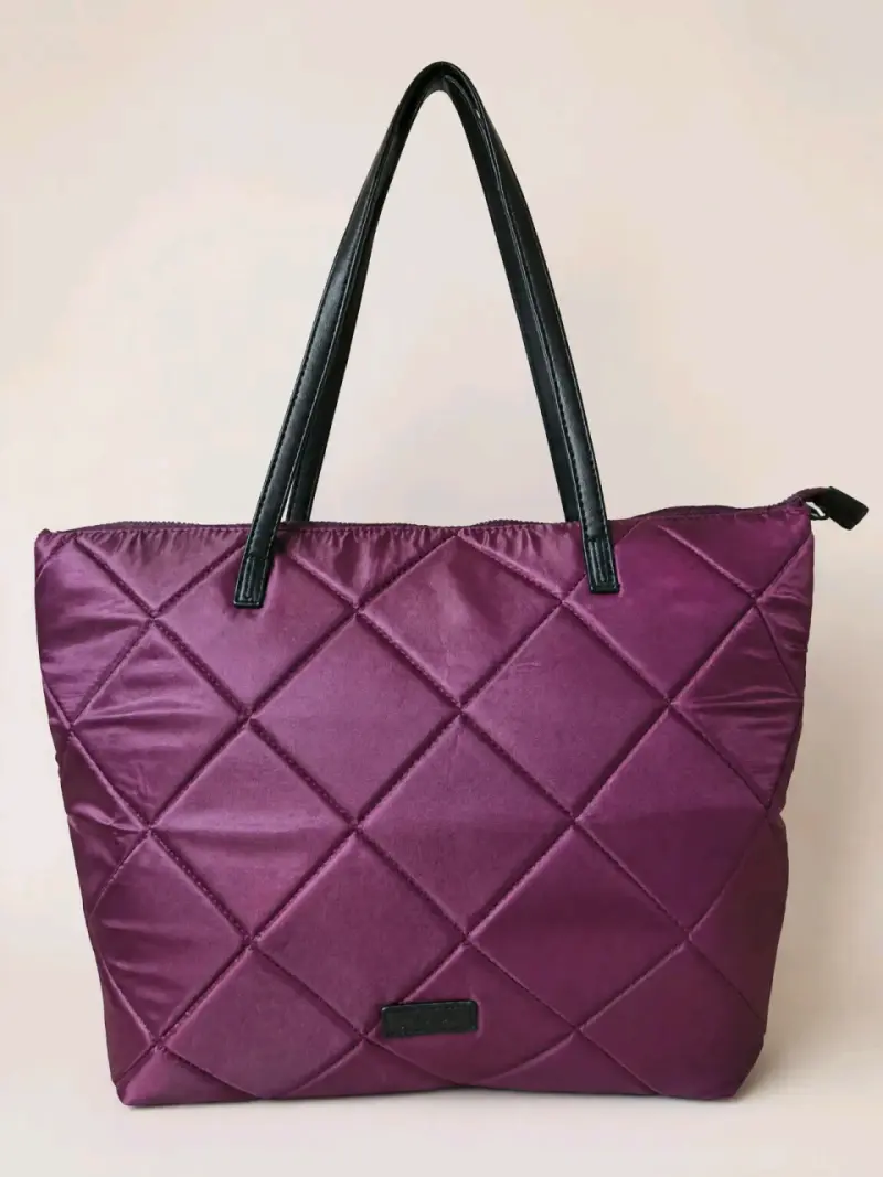 Bolso tote acolchado burdeo con asas negras