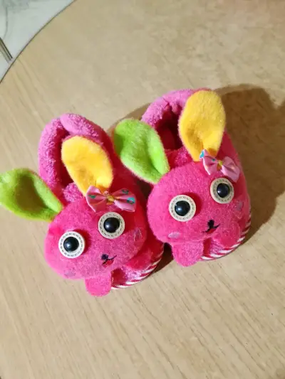 Pantuflas infantiles de conejo rosa con orejas coloridas - miniatura 1